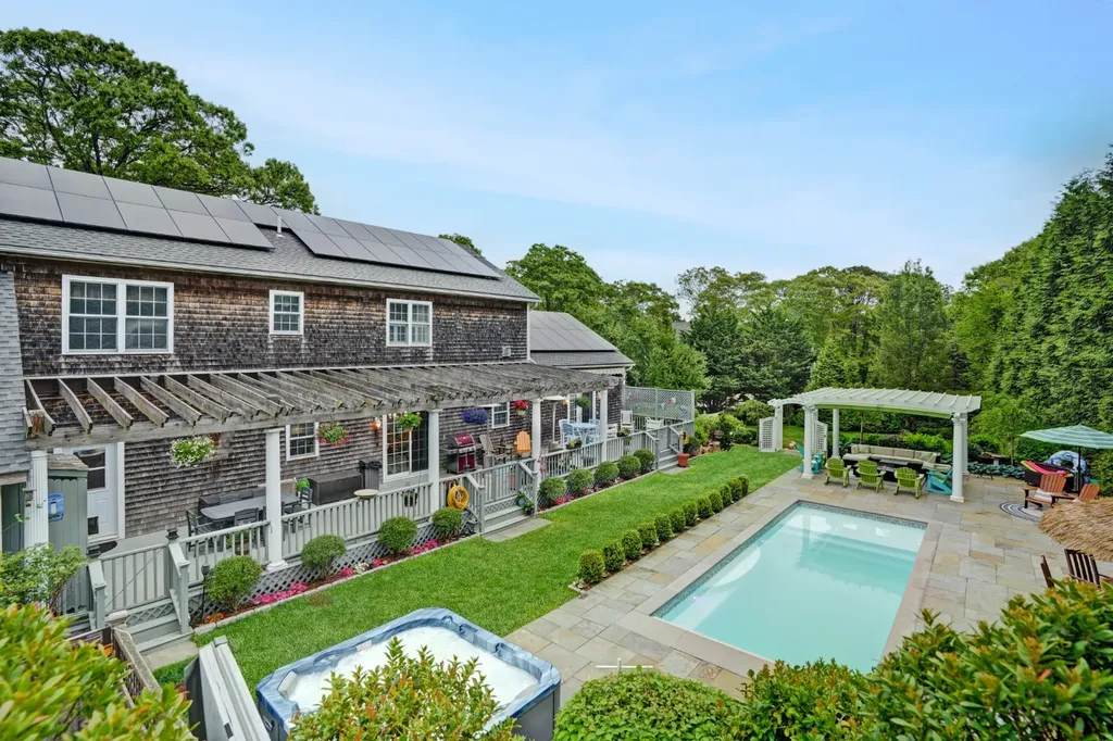 8 Fresh Pond Road Oak Bluffs MA 02557