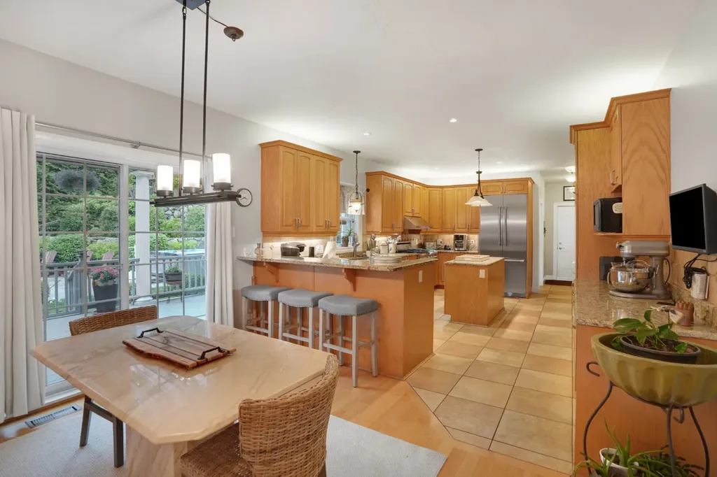 8 Fresh Pond Road Oak Bluffs MA 02557