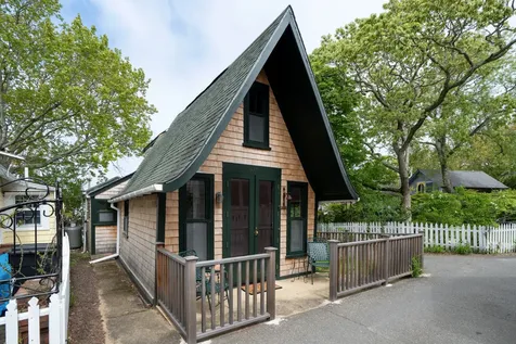 21 Rock Avenue Oak Bluffs MA 02557