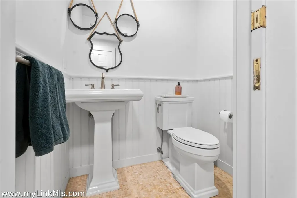 49 Oak Lane West Tisbury MA 02575