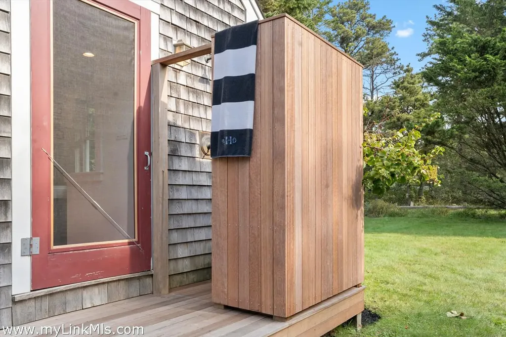 49 Oak Lane West Tisbury MA 02575