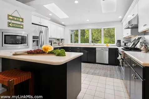 49 Oak Lane West Tisbury MA 02575