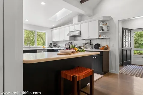 49 Oak Lane West Tisbury MA 02575