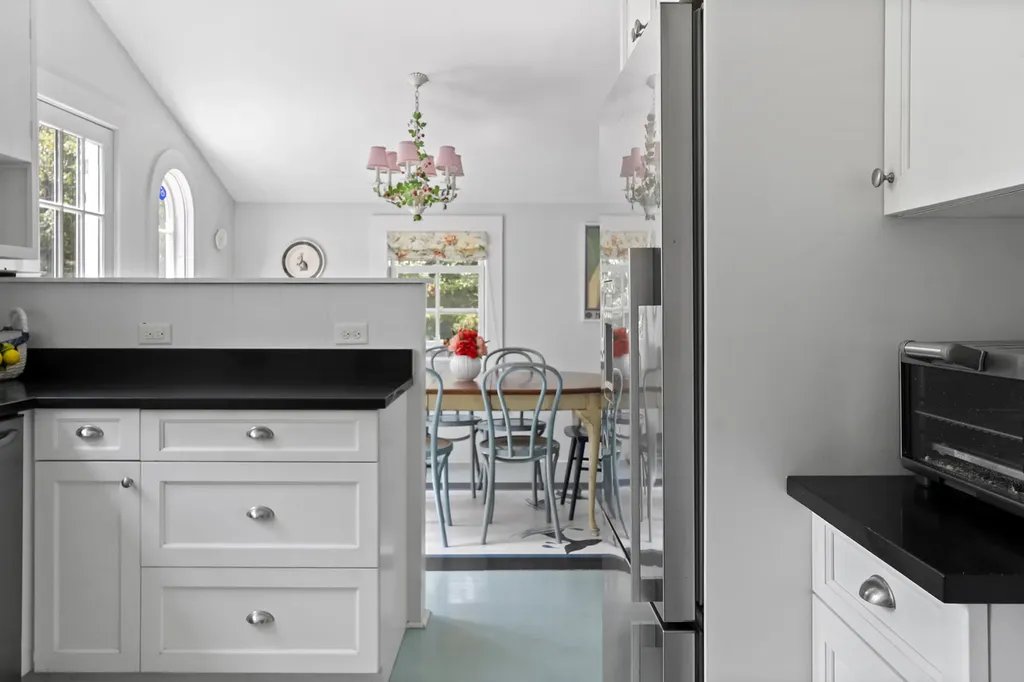 6 Brewster Avenue Oak Bluffs MA 02557