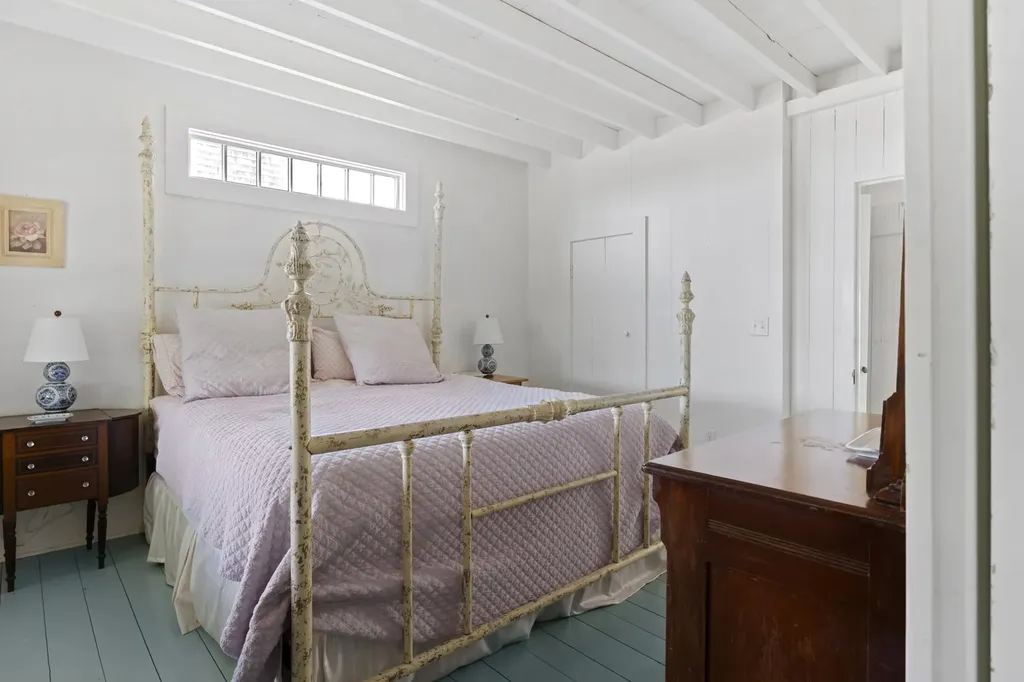 6 Brewster Avenue Oak Bluffs MA 02557