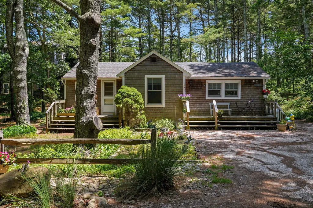 21 Clay Pit Road Edgartown MA 02539