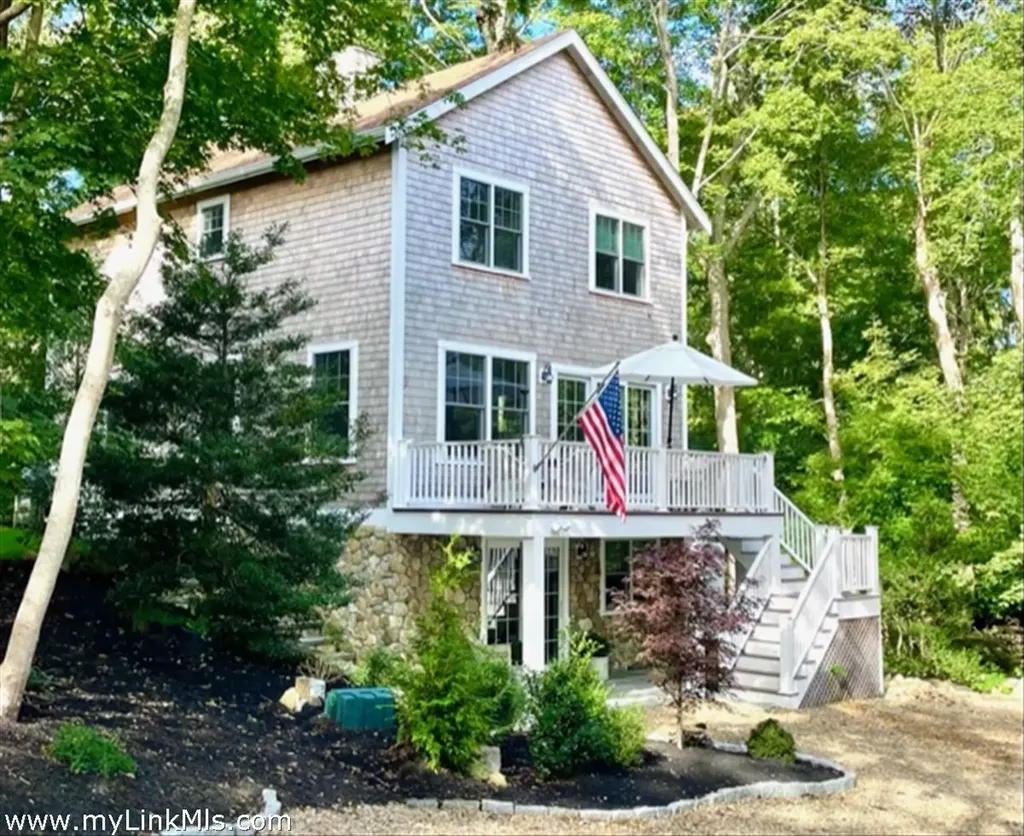 82 Skiff Avenue Vineyard Haven MA 02568