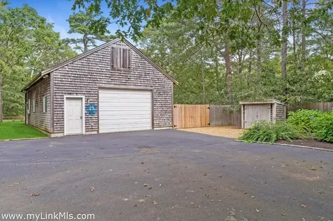 2 Farm Path Oak Bluffs MA 02557