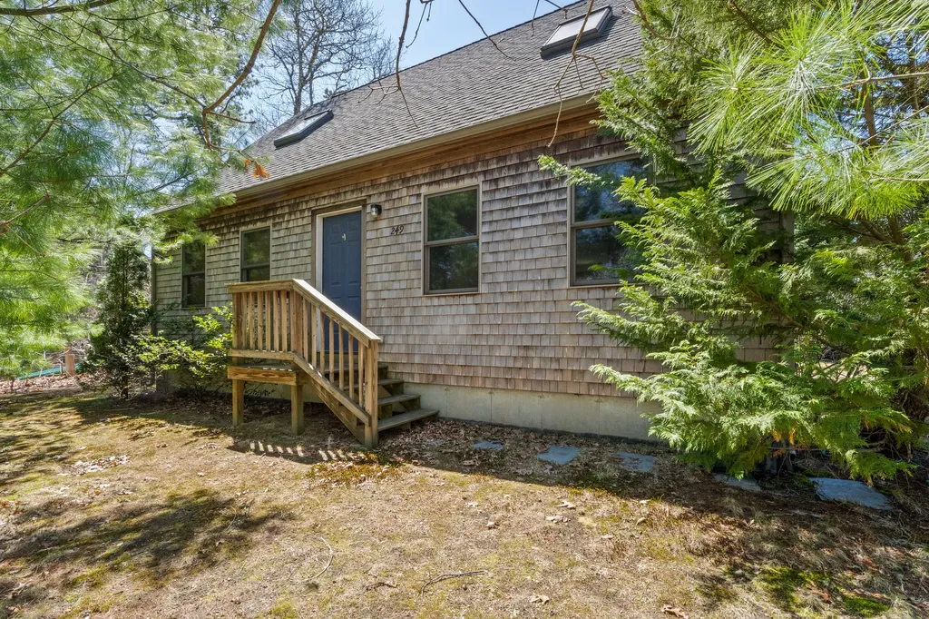 249 County Road Oak Bluffs MA 02557