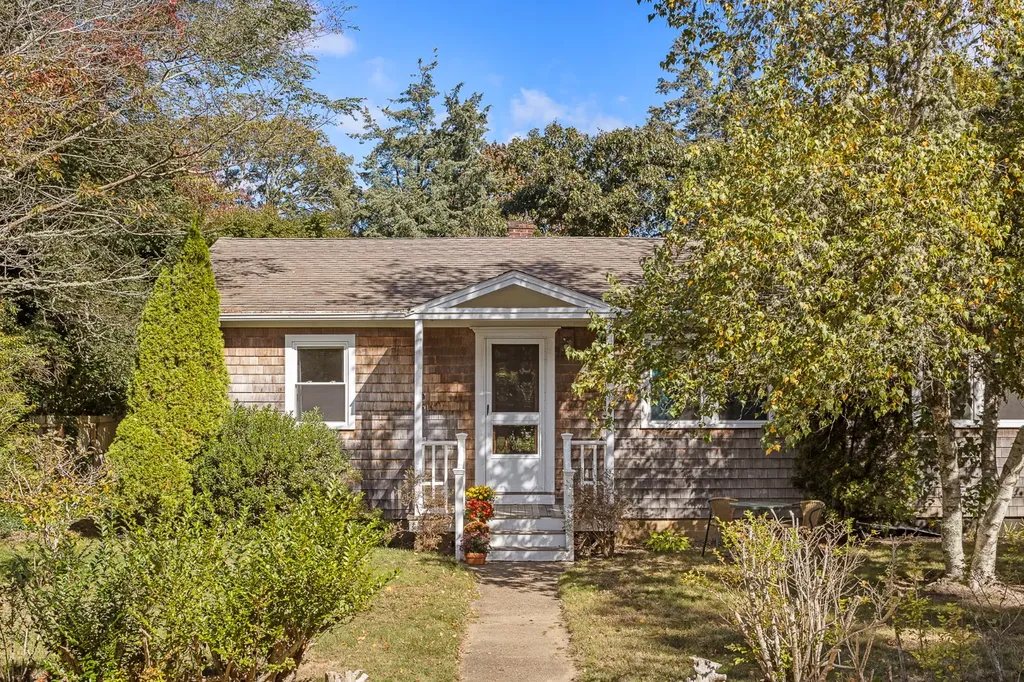 9 Webaqua Road Oak Bluffs MA 02557