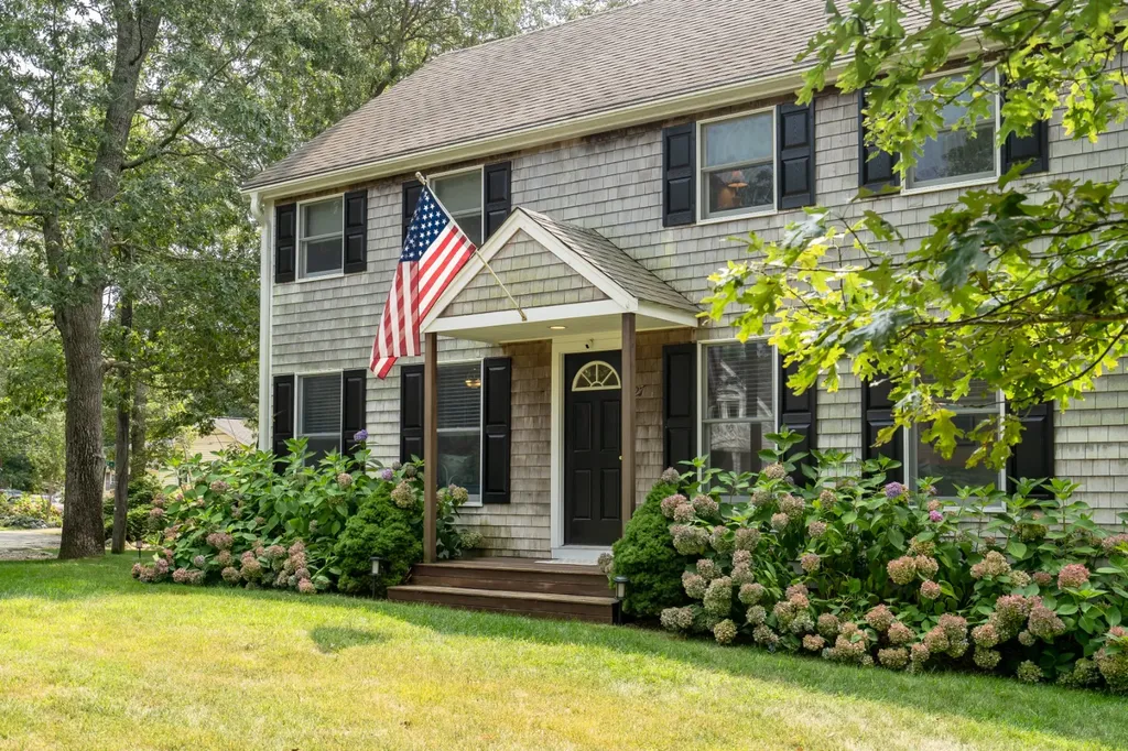 27 Leslies Lane Oak Bluffs MA 02557