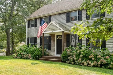 27 Leslies Lane Oak Bluffs MA 02557
