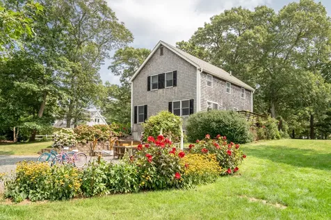 27 Leslies Lane Oak Bluffs MA 02557