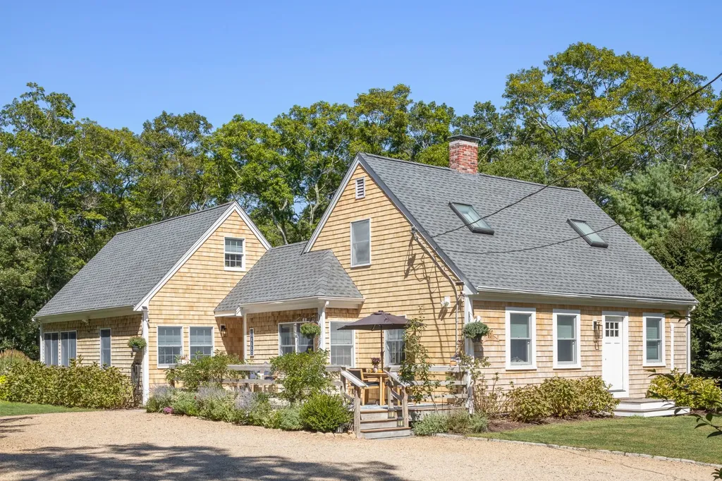 97 Snake Hollow Vineyard Haven MA 02568