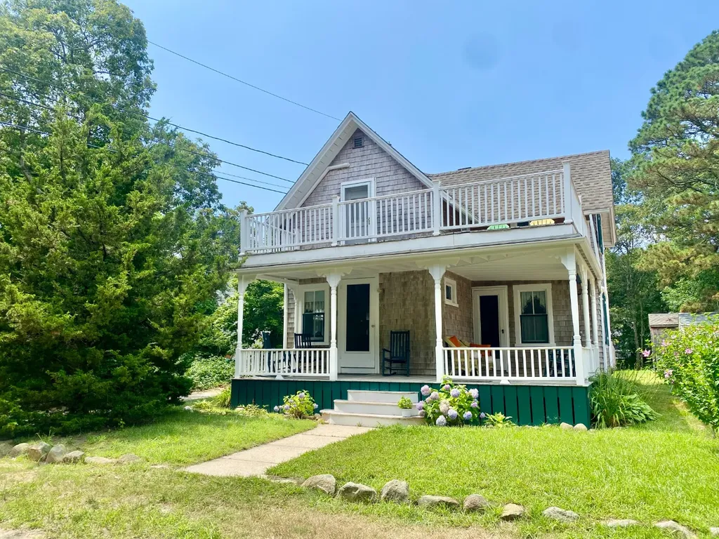 18 Brunswick Avenue Oak Bluffs MA 02557