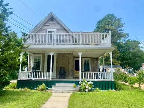 18 Brunswick Avenue Oak Bluffs MA 02557