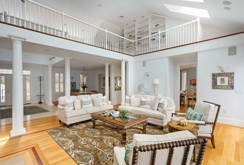 385 Barnes Road Oak Bluffs MA 02557