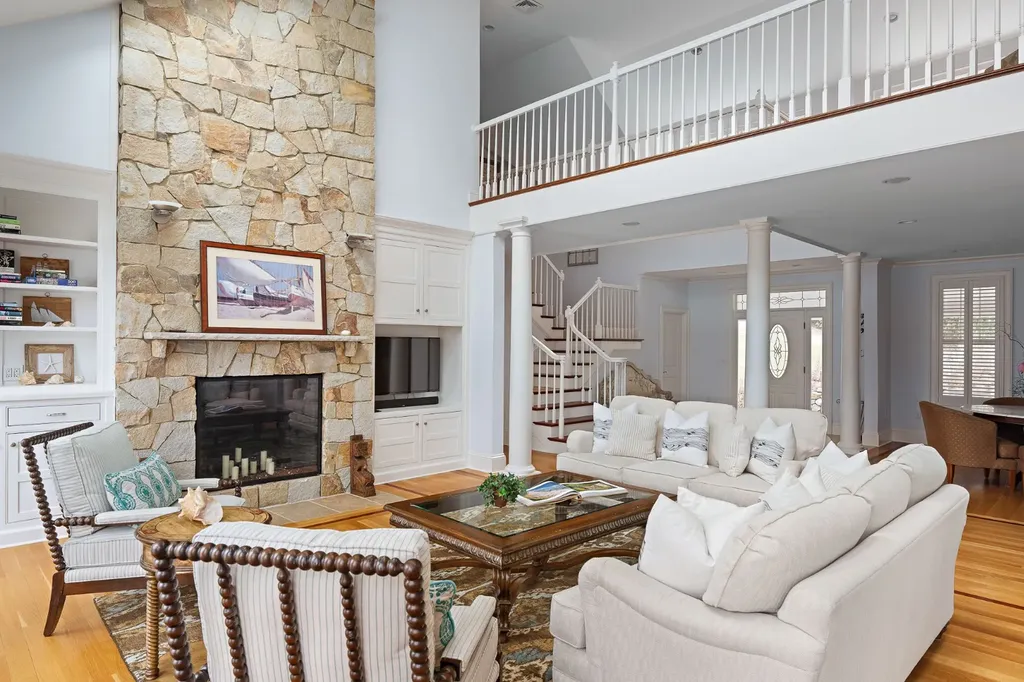 385 Barnes Road Oak Bluffs MA 02557
