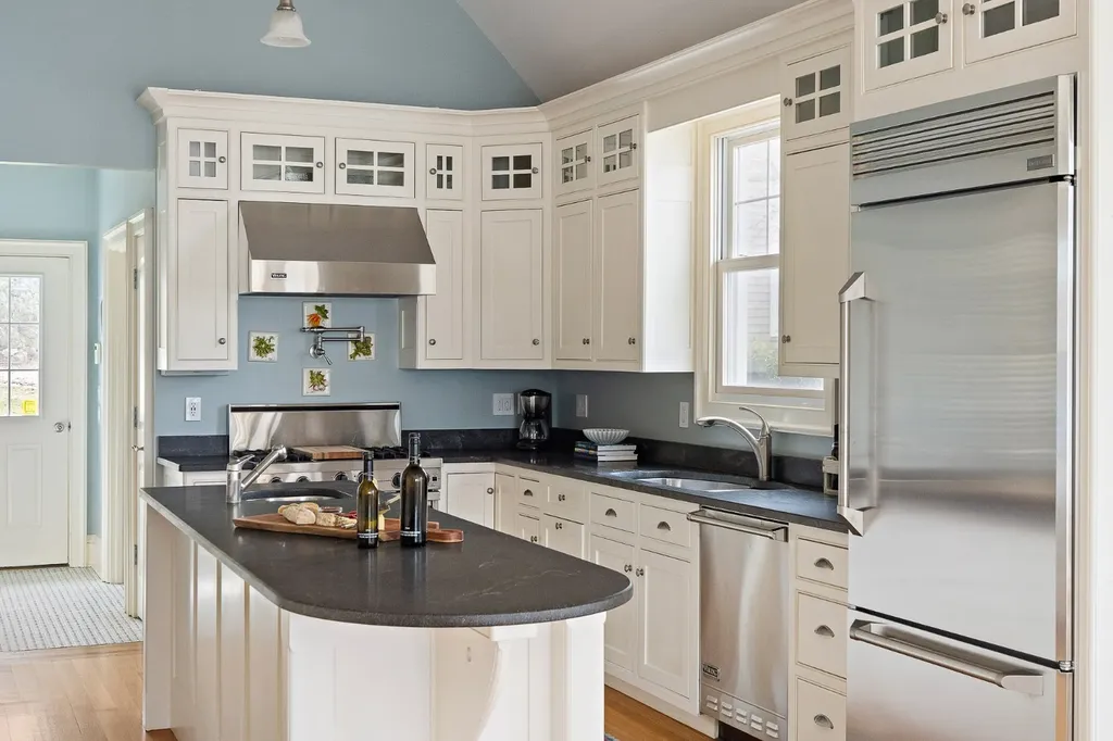 385 Barnes Road Oak Bluffs MA 02557