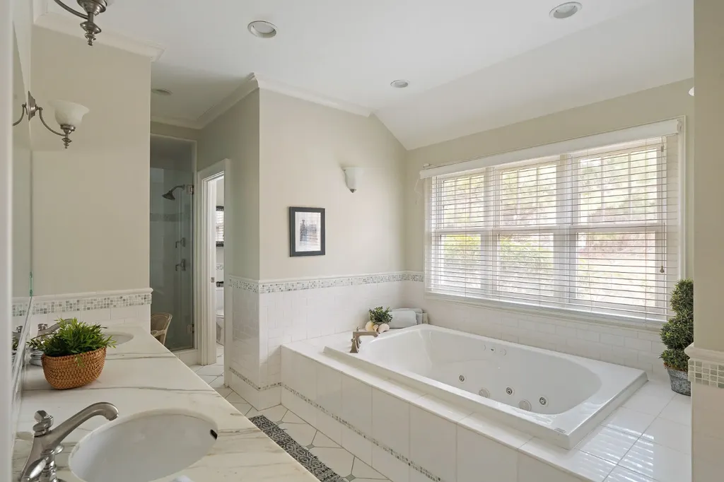 385 Barnes Road Oak Bluffs MA 02557