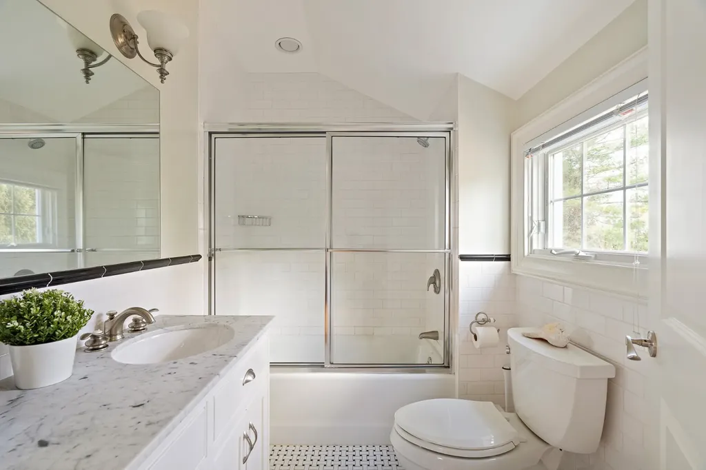 385 Barnes Road Oak Bluffs MA 02557
