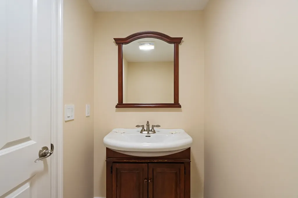 385 Barnes Road Oak Bluffs MA 02557