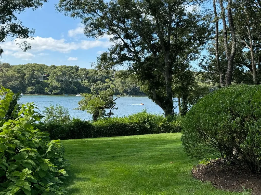 385 Barnes Road Oak Bluffs MA 02557