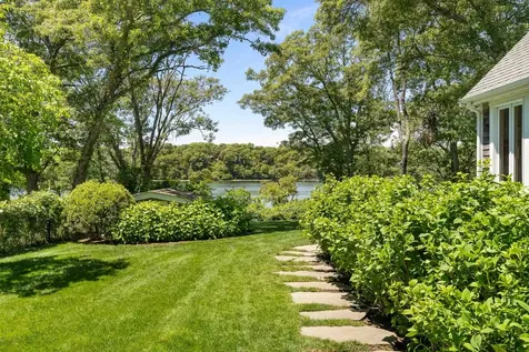 385 Barnes Road Oak Bluffs MA 02557