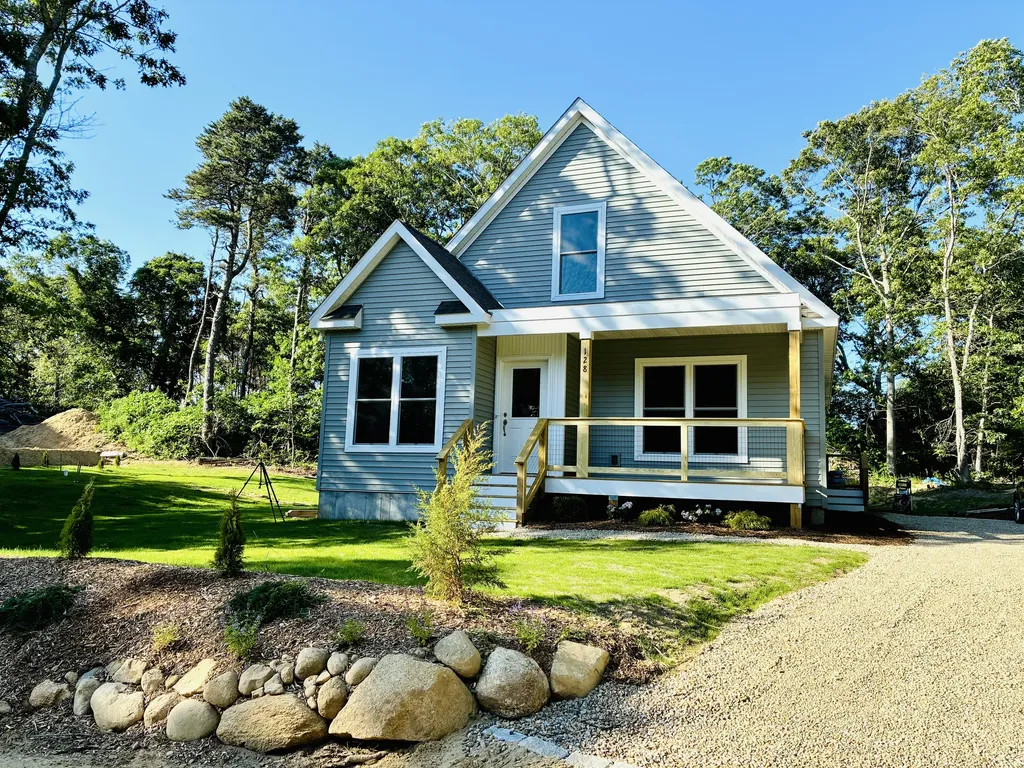 128 Manchester Avenue Oak Bluffs MA 02557