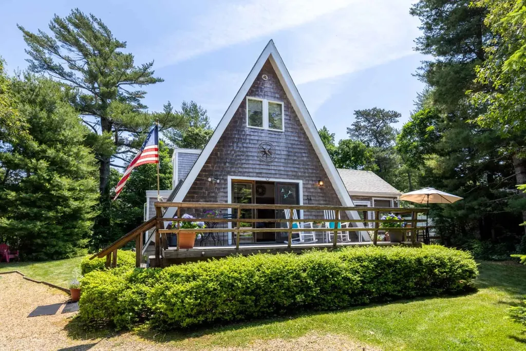 22 Olive Street Oak Bluffs MA 02557