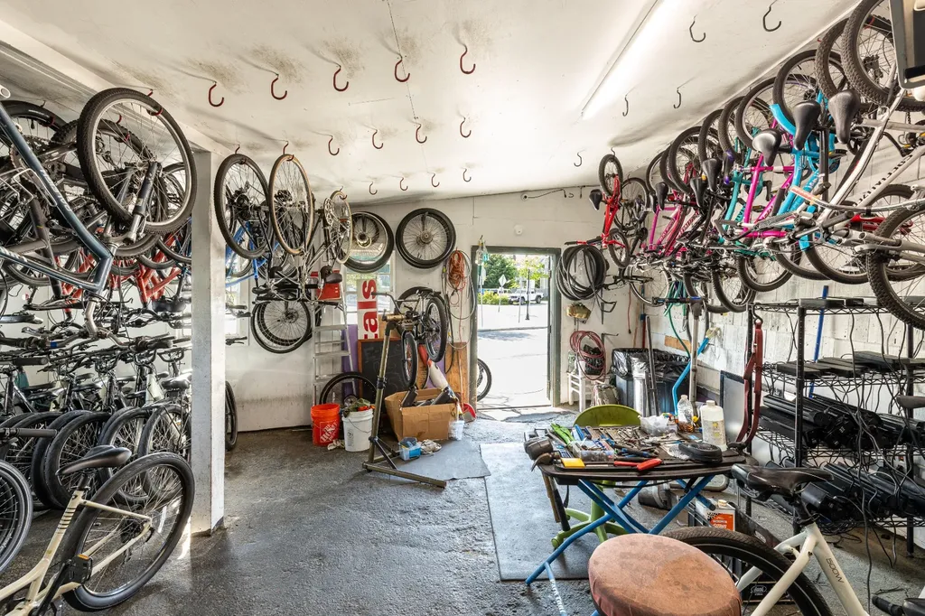 4 Lagoon Pond Road Vineyard Haven MA 02568