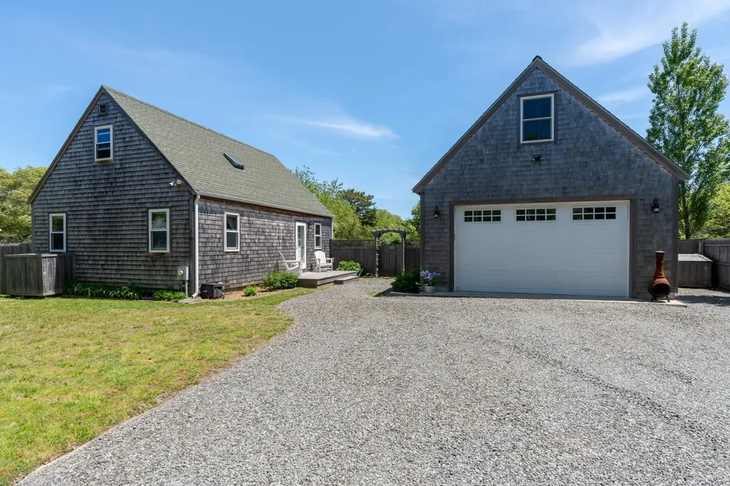 27 Hitchings Circle Oak Bluffs MA 02557