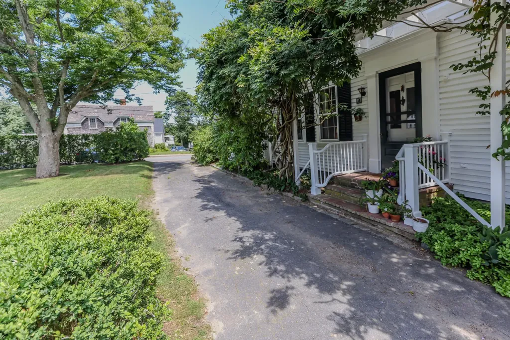 70 Spring Street Vineyard Haven MA 02568