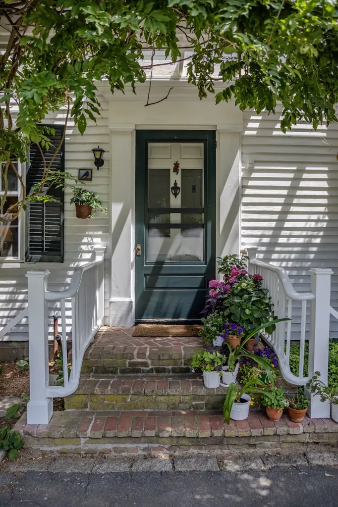 70 Spring Street Vineyard Haven MA 02568