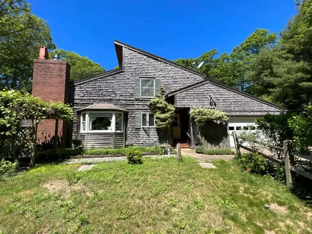 15 Canterbury Lane & 16 Sanborn Way Vineyard Haven MA 02568