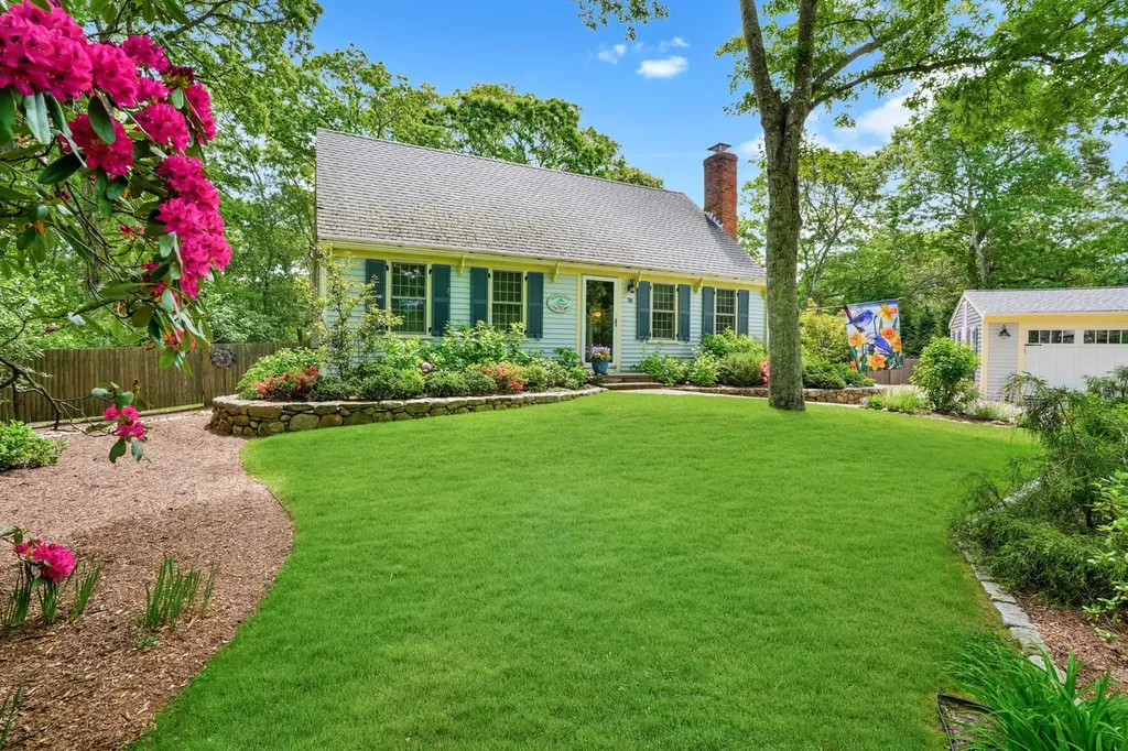 38 School House Village Oak Bluffs MA 02557