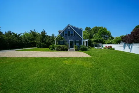10 Lauras Way Oak Bluffs MA 02557