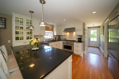 10 Lauras Way Oak Bluffs MA 02557