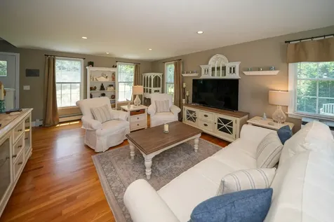 10 Lauras Way Oak Bluffs MA 02557