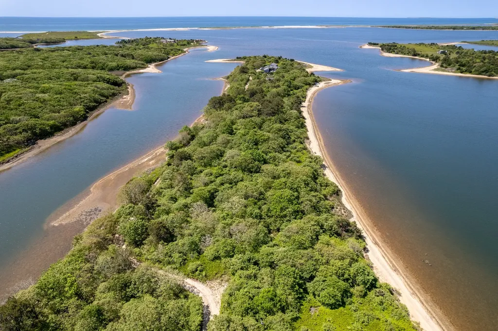 201 Thumb Point Road West Tisbury MA 02575