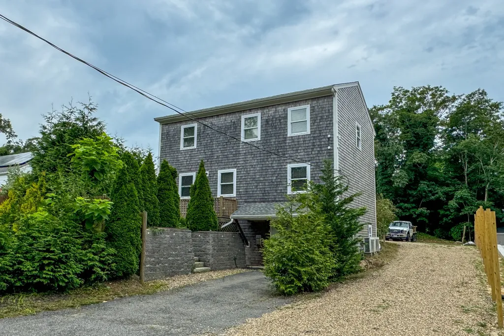 19 Renear Street Vineyard Haven MA 02568