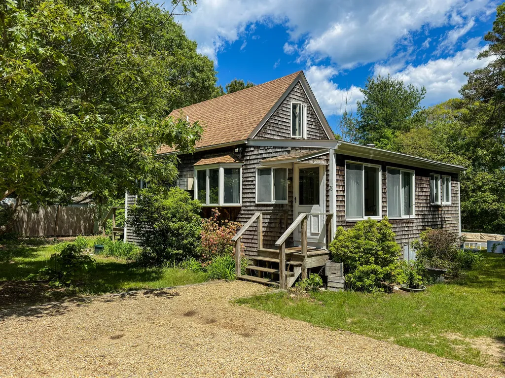76 Eastville Avenue Oak Bluffs MA 02557
