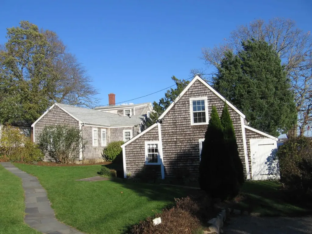 20 Cleveland Avenue Vineyard Haven MA 02568