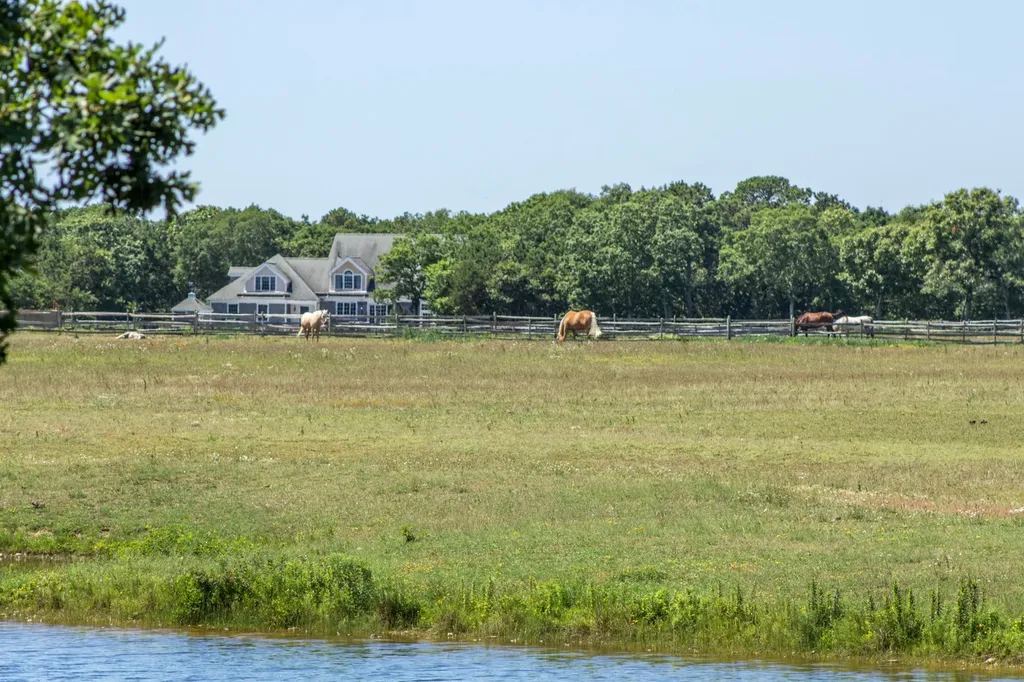 18 South Pond Road West Tisbury MA 02575