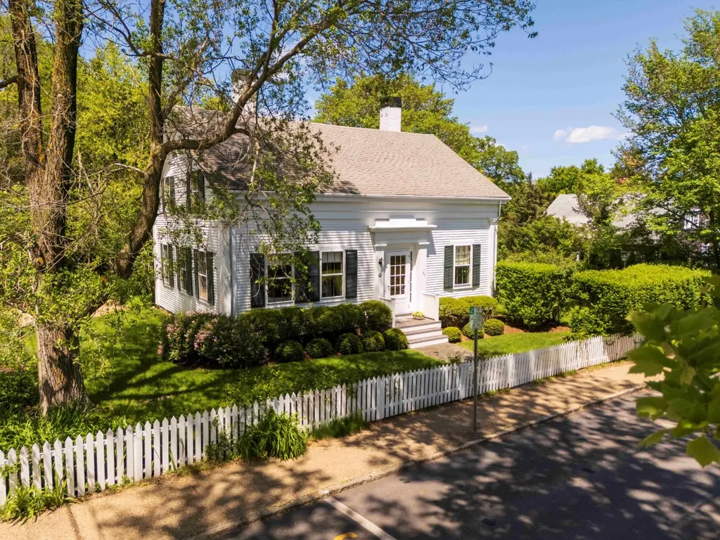 27 Spring Street Vineyard Haven MA 02568