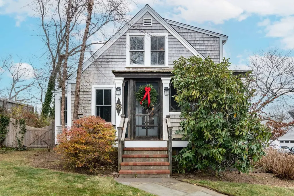 33 Renear Street Vineyard Haven MA 02568