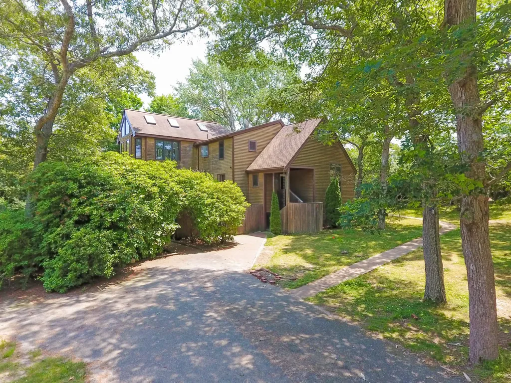 33 Clay Avenue Oak Bluffs MA 02557