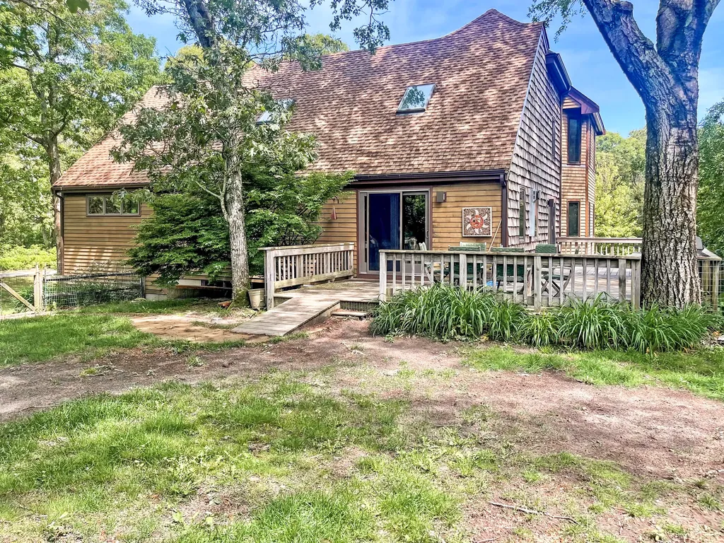 33 Clay Avenue Oak Bluffs MA 02557