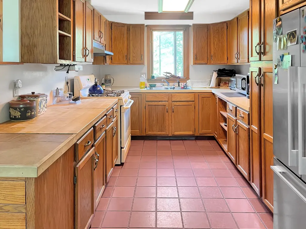 33 Clay Avenue Oak Bluffs MA 02557