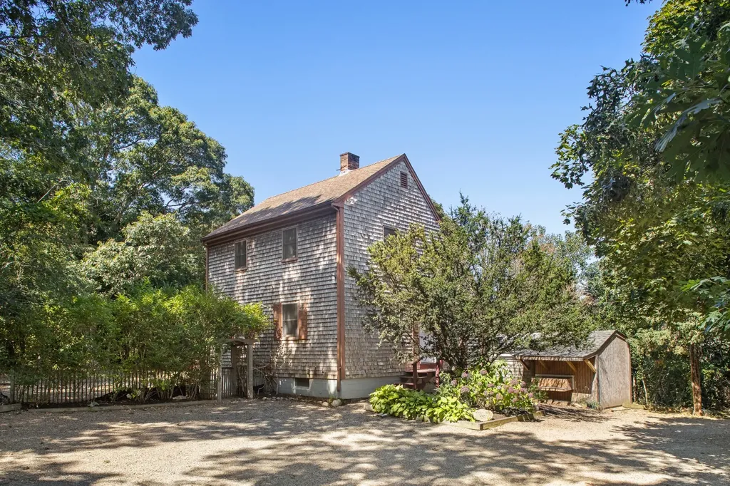 195 County Road Oak Bluffs MA 02557